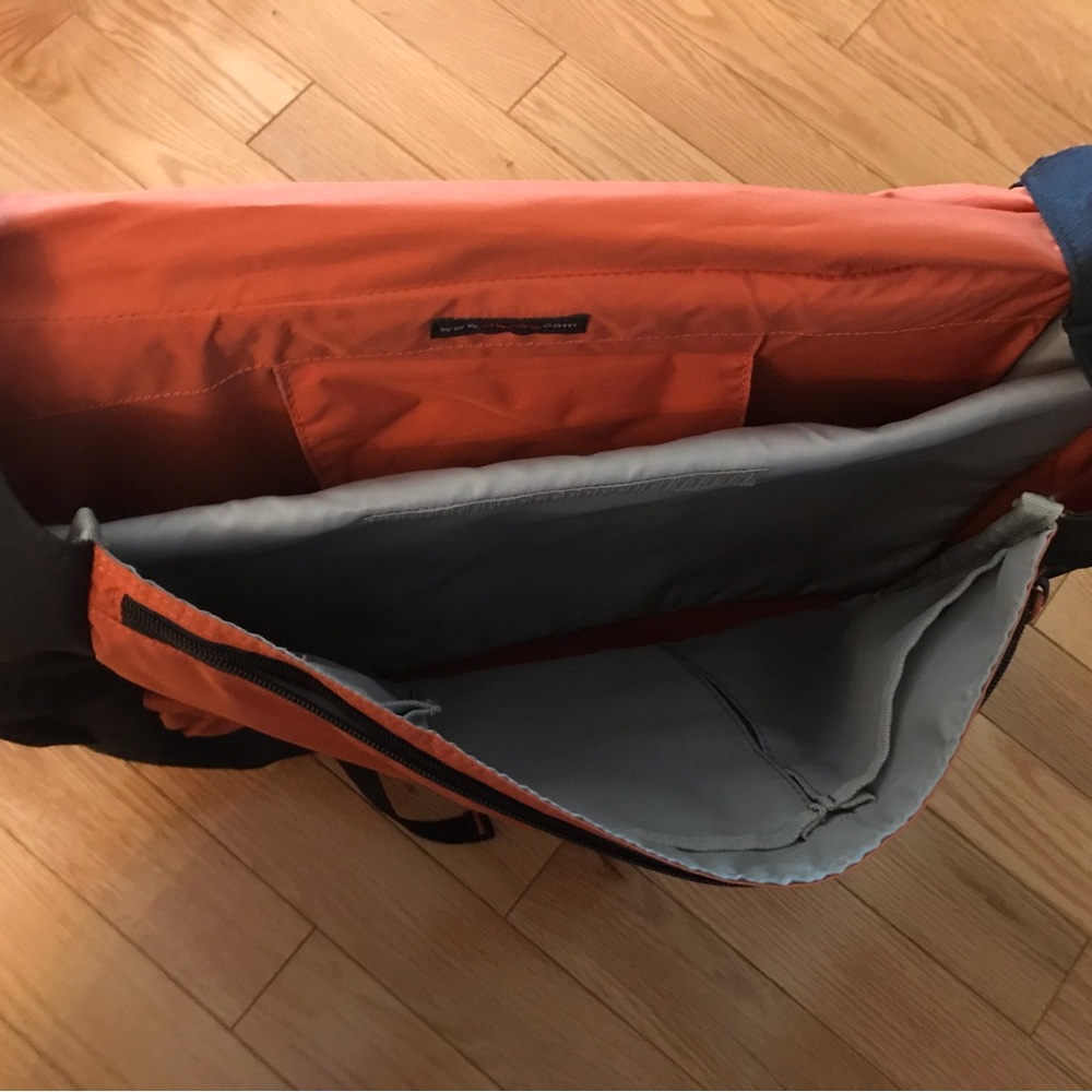 Lowepro Messenger Computer Bag - Picture 4 of 7